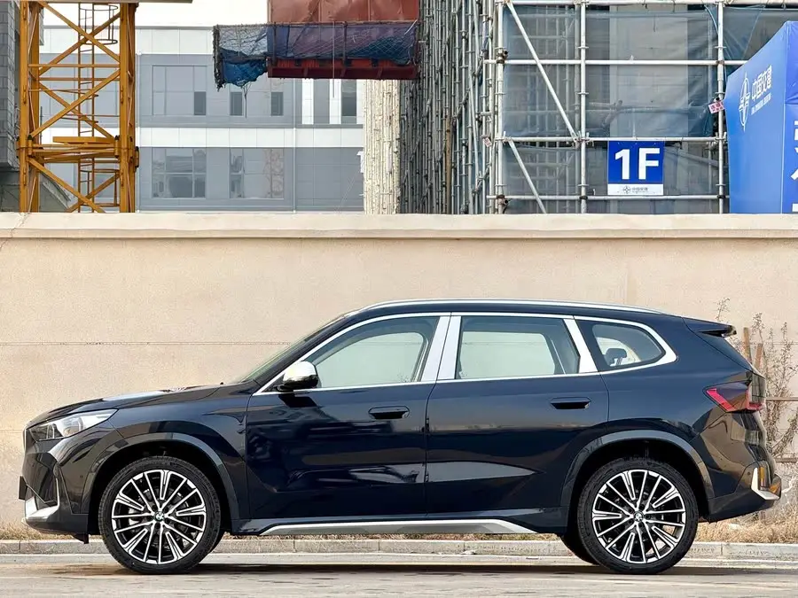 بي إم دبليو X1 2023 xDrive25Li حزمة تصميم X