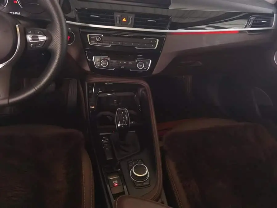 بي إم دبليو X1 2022 sDrive20Li الطراز العصري