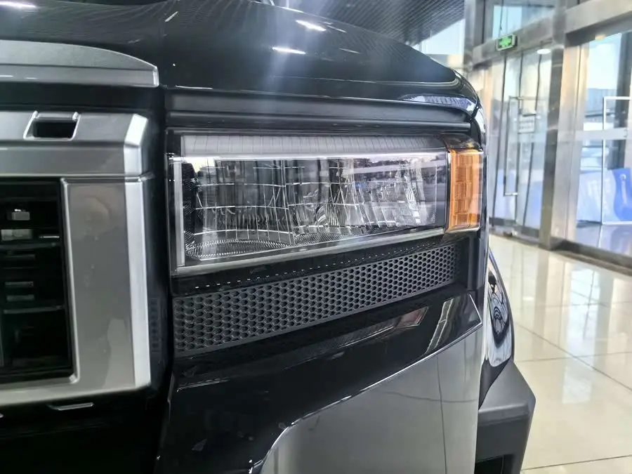 برادو 2024 2.4T نسخة TX الشاملة 6 مقاعد