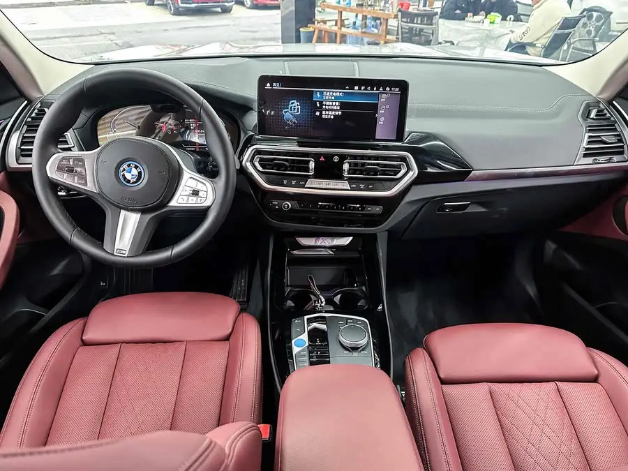 BMW iX3 2024 Leading Edition