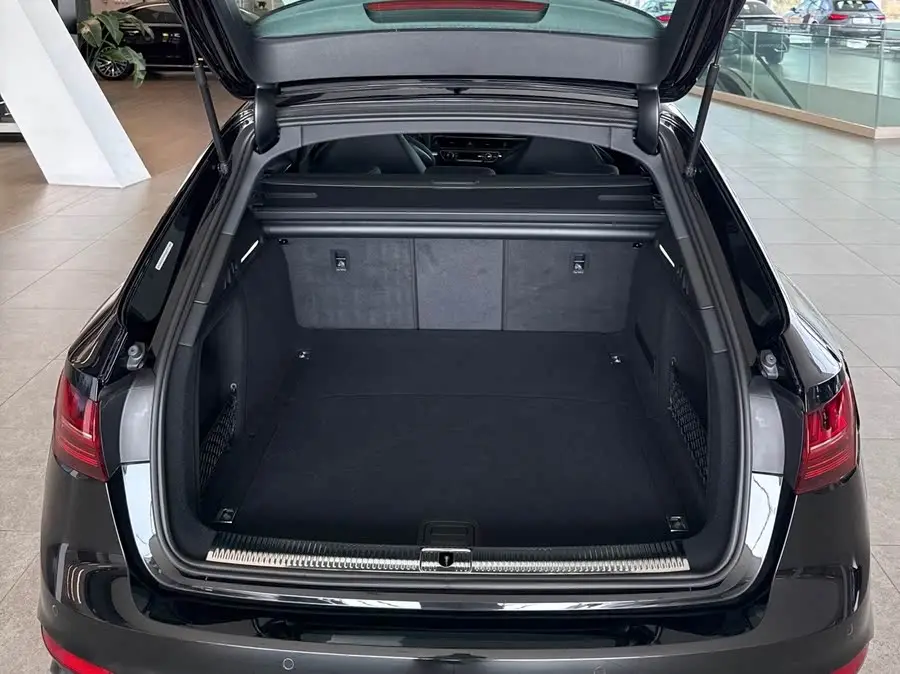 أودي RS 4 ٢٠٢٣ RS4 أفانت إصدار الذهب الداكن