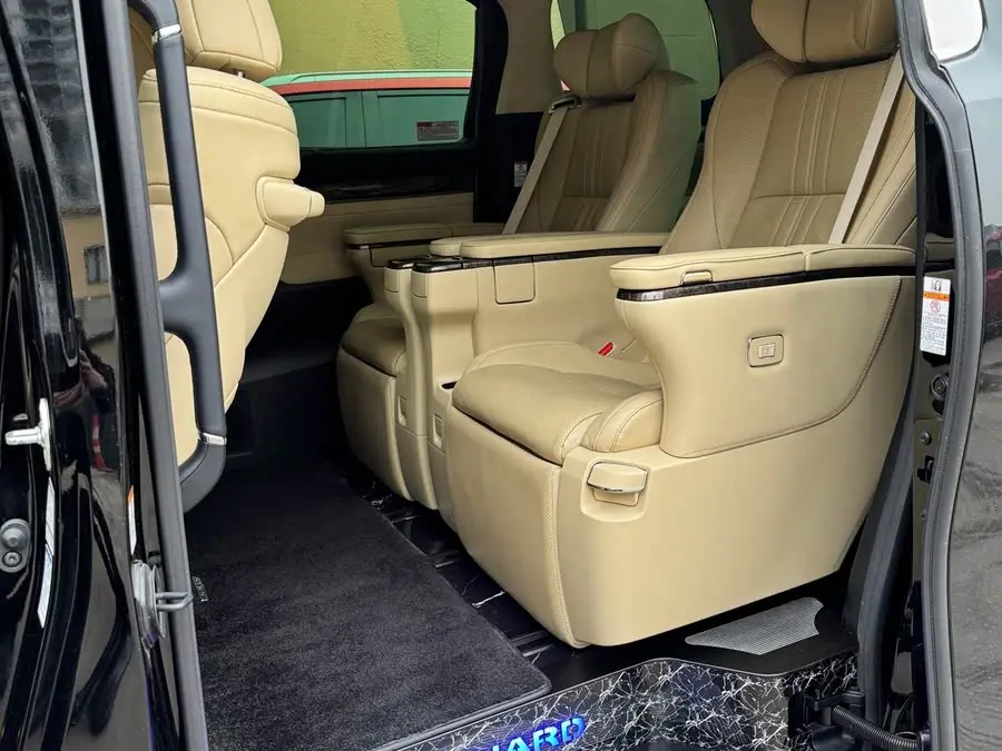 ألْفارد 2021 هايبرد 2.5 لتر إصدار متميز