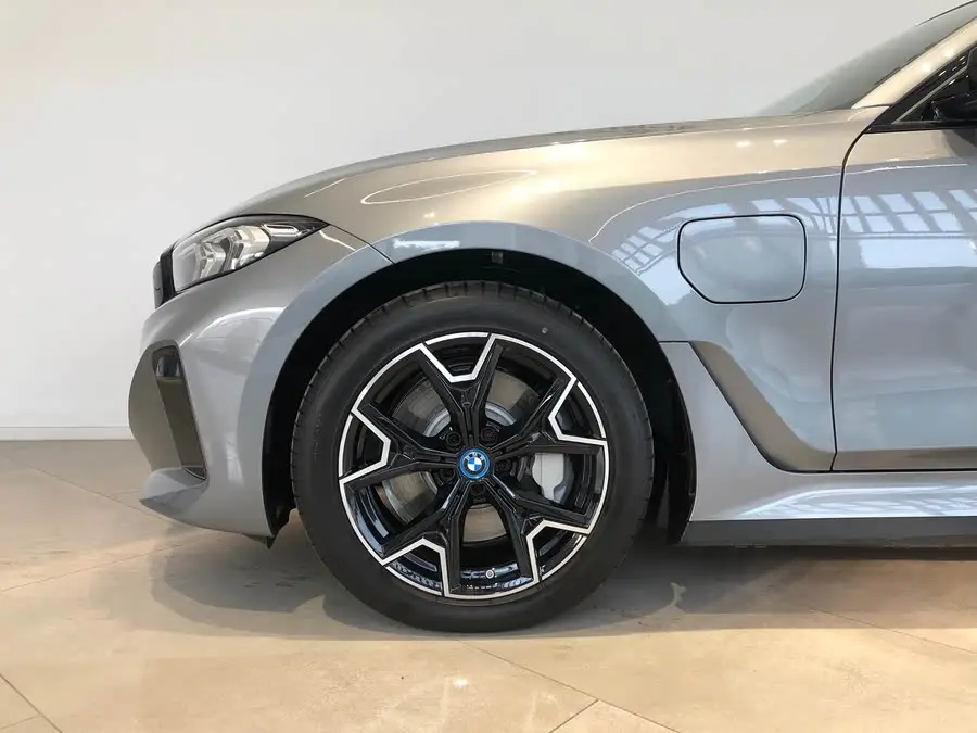 بي إم دبليو i3 2024 eDrive 40 L مجموعة الليل