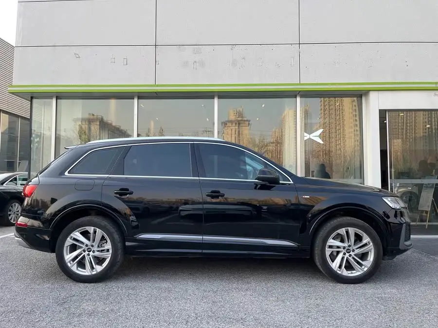 Audi Q7 2023 45 TFSI quattro S line Sport