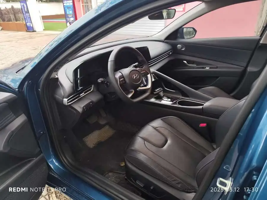 Elantra 2023 1.5L CVT LUX Premium Edition