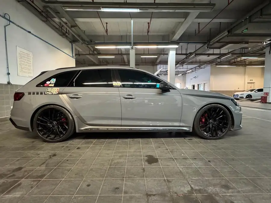 أودي RS 4 2023 RS4 أفانت إصدار بلاك