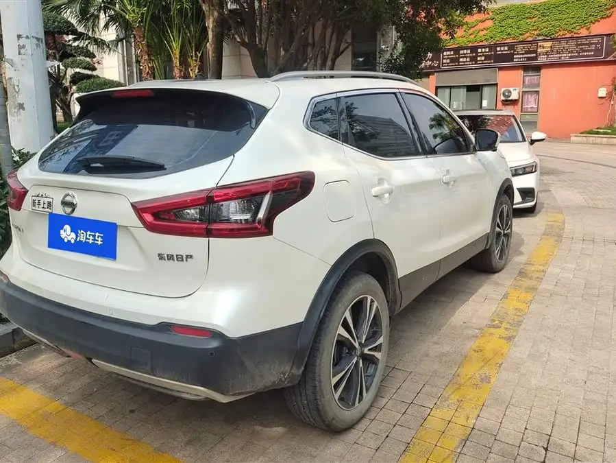 نيسان إكس-تريل 2022 2.0 لتر سي في تي XV برميوم الإصدار الفاخر