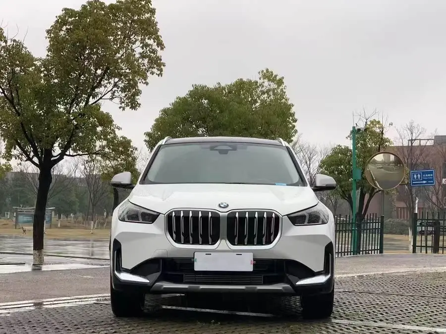 بي إم دبليو X1 2023 xDrive25Li حزمة التصميم X