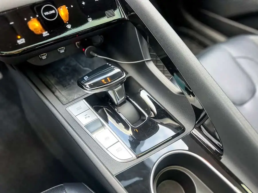 Elantra 2022 1.5L CVT LUX Premium Edition