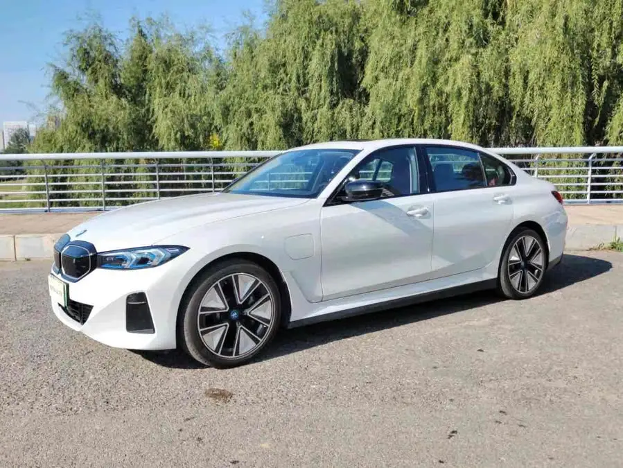 بي إم دبليو i3 2024 eDrive 40 L حزمة الرياضة السوداء