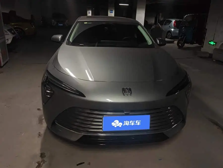 بيوك لاكروس 2023 28T بريموم