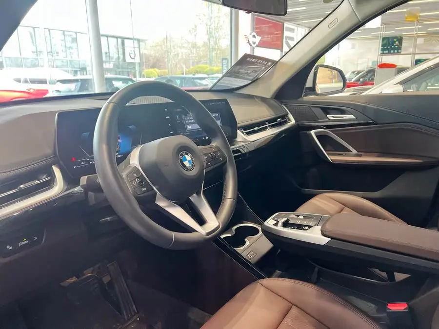 بي إم دبليو X1 2023 sDrive20Li حزمة تصميم X