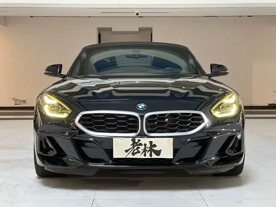 بي إم دبليو Z4 2023 sDrive 25i حزمة رياضية ليلية M