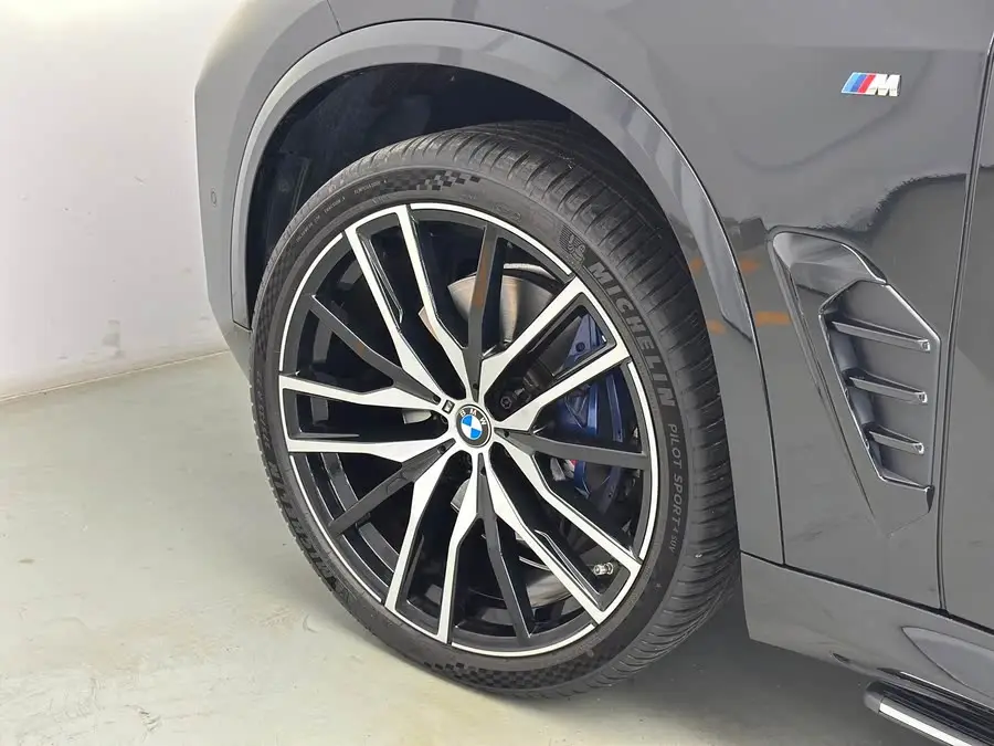 بي إم دبليو X5 2023 xDrive 40Li حزمة M الرياضية