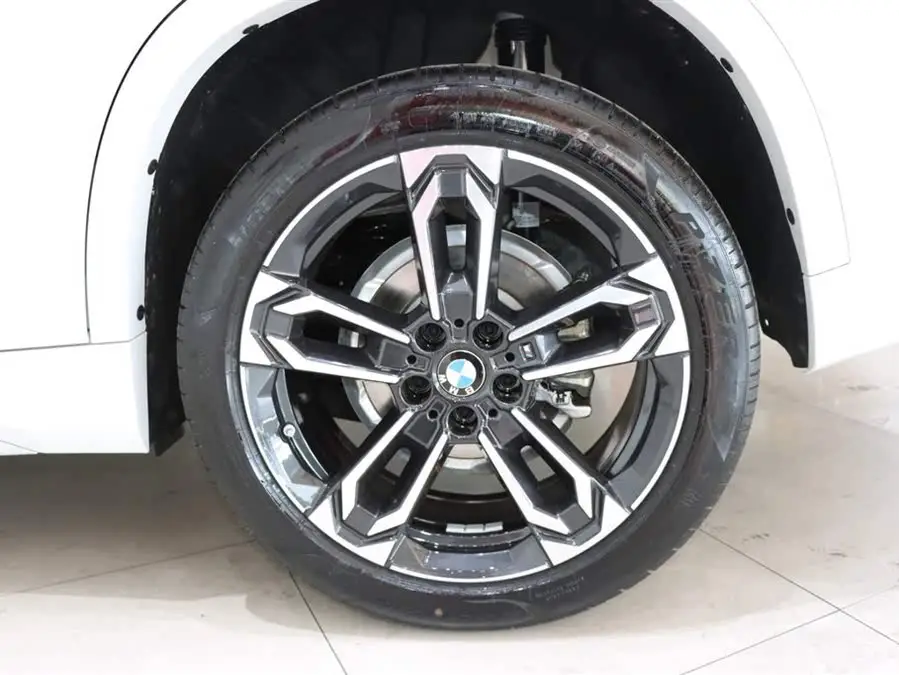 بي إم دبليو X1 2023 sDrive25Li حزمة M الرياضية