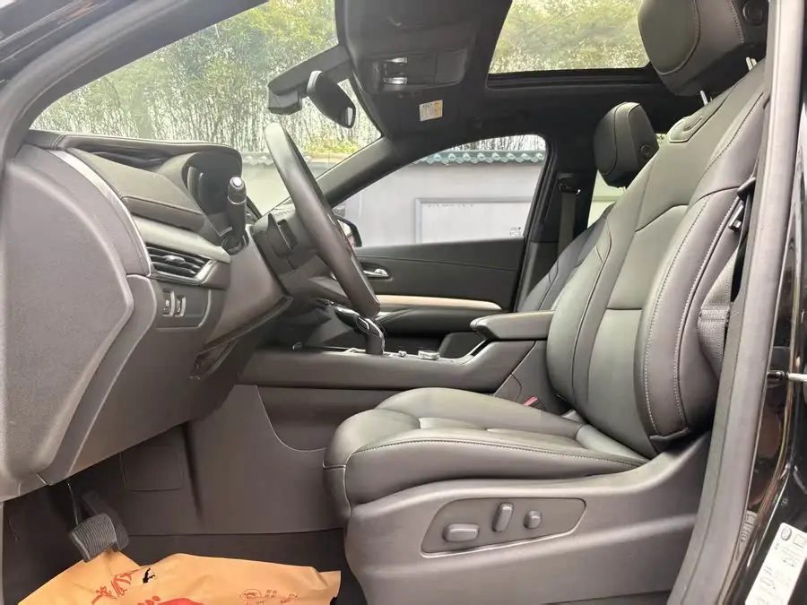 كاديلاك XT4 2021 28T دفع أمامي متميز