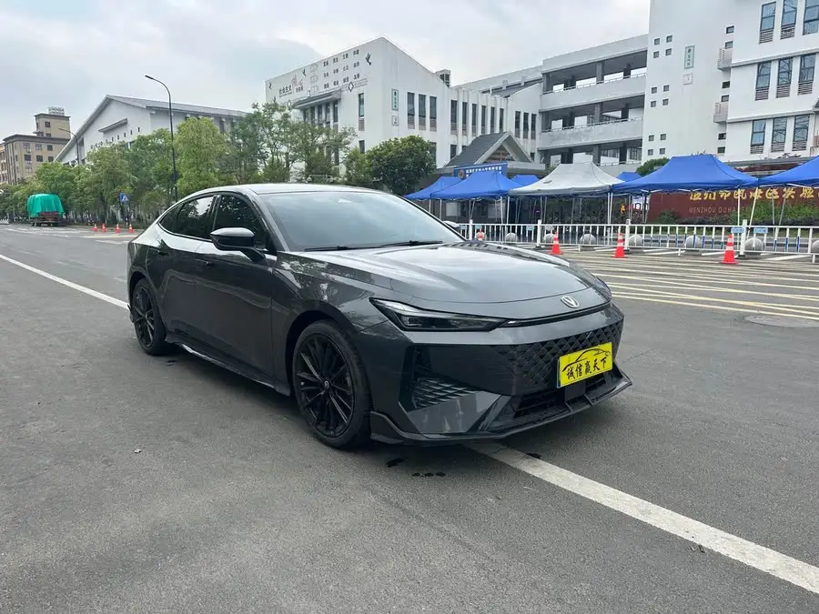 شانغاني UNI-V 2024 1.5T الطراز الرياضي الفاخر