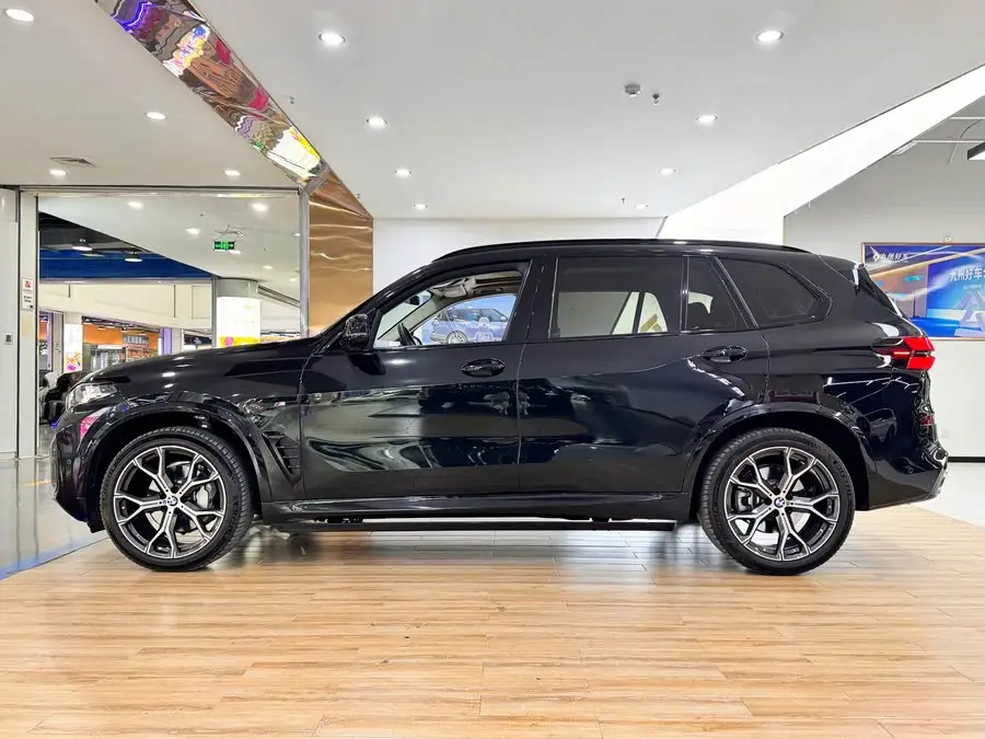 BMW X5 2023 xDrive 30Li 尊享型M运动曜夜套装