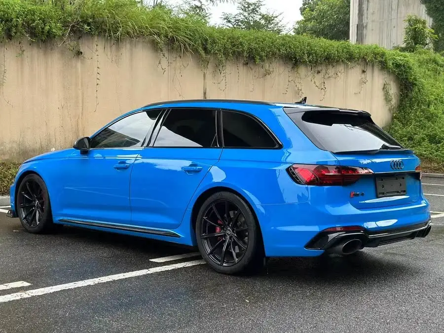 2021 أودي RS 4 أفانت إصدار الذهب الداكن