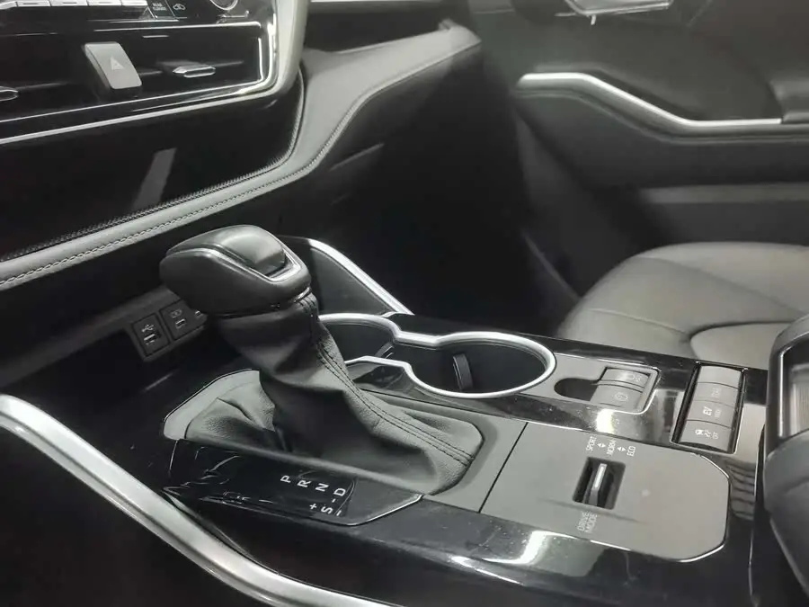 هايلاندر 2022 هايبرد 2.5L دفع رباعي بريميوم 7 مقاعد