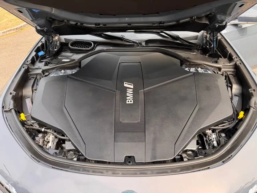 BMW i7 2023 xDrive60L Luxury Package