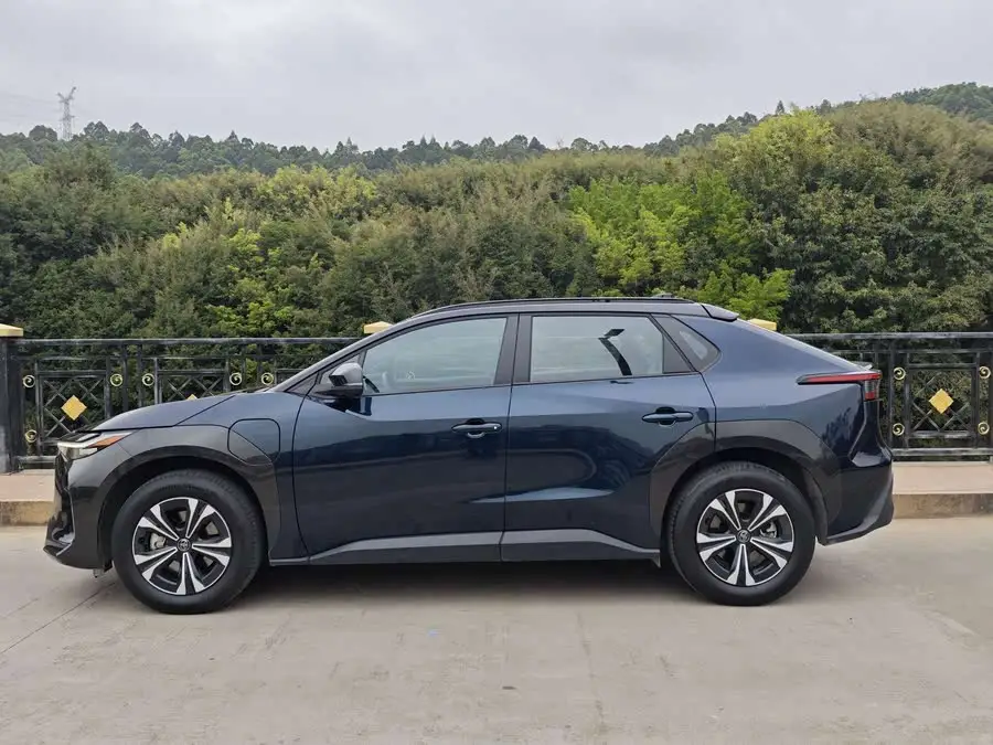 فاو تويوتا bZ4X 2022 نسخة الأداء العالي Premium دفع رباعي