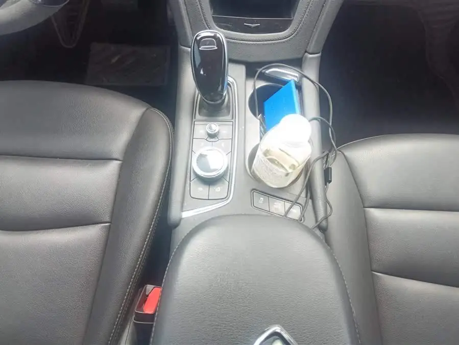 كاديلاك XT6 2021 28T سبع مقاعد دفع رباعي فئة البريميوم