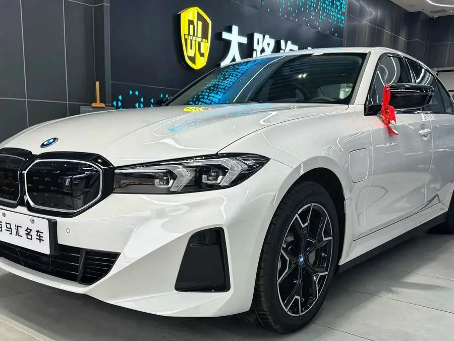 بي إم دبليو i3 2025 eDrive 40 L حزمة الرياضة الظلية