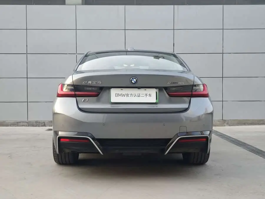 بي إم دبليو i3 2024 eDrive 40 L باقة الرياضة الليلية