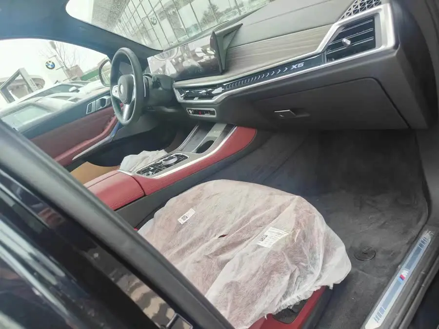 بي إم دبليو X5 2023 xDrive 40Li حزمة الرياضة الليلية M