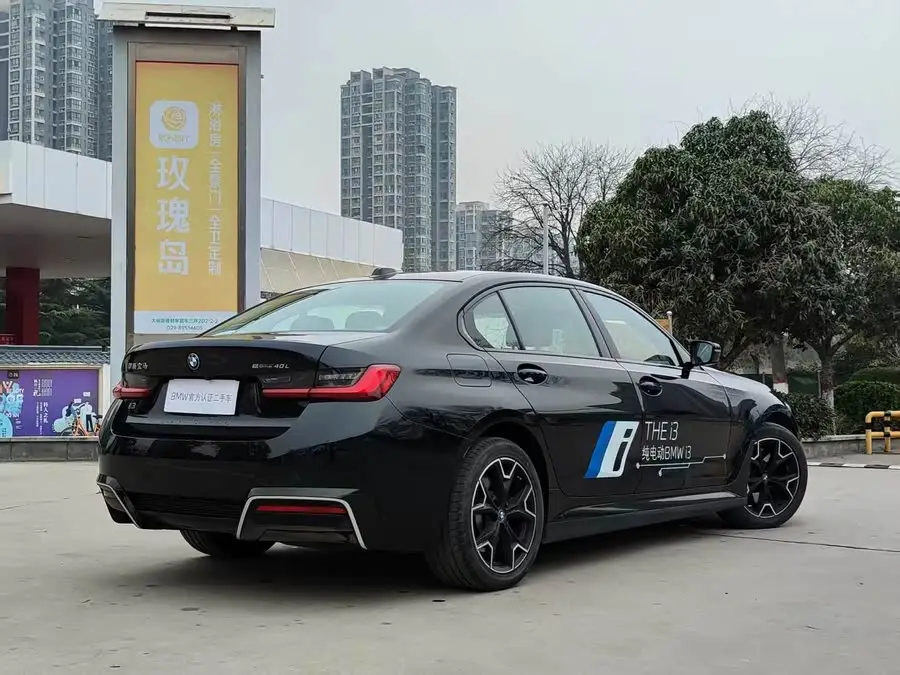 بي إم دبليو i3 2023 طراز eDrive 40 L حزمة رياضية ليلية