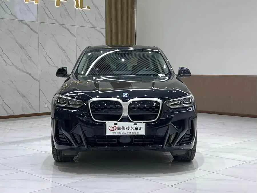 بي إم دبليو iX3 2024 طراز رائد