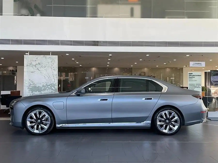 BMW i7 2023 xDrive60L Luxury Package