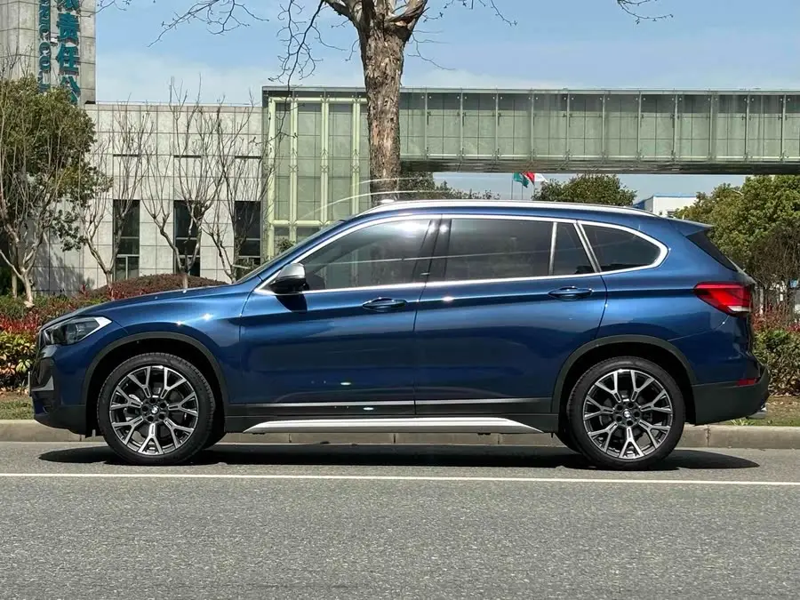 بي إم دبليو X1 2022 xDrive25Li فئة متميزة