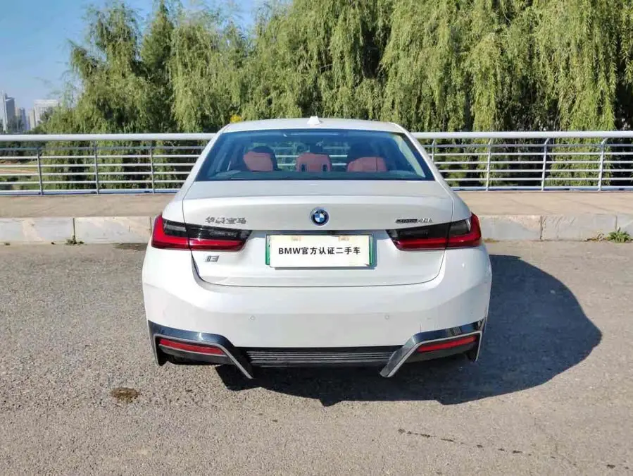 بي إم دبليو i3 2024 eDrive 40 L حزمة الرياضة السوداء