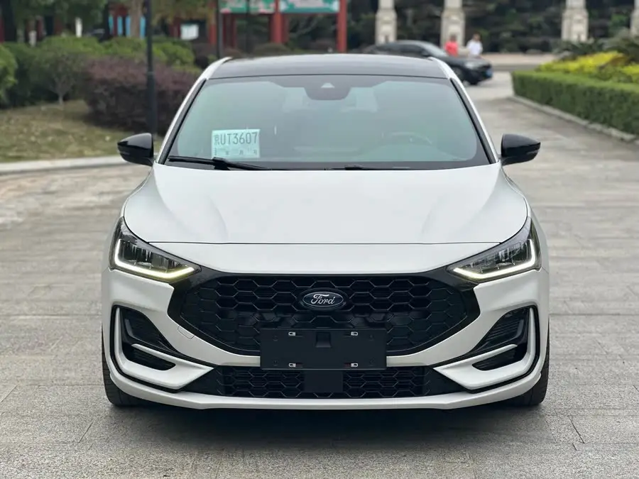 فورد فوكس 2022 هاتشباك إيكوبوست 180 أوتوماتيكي ST لاين