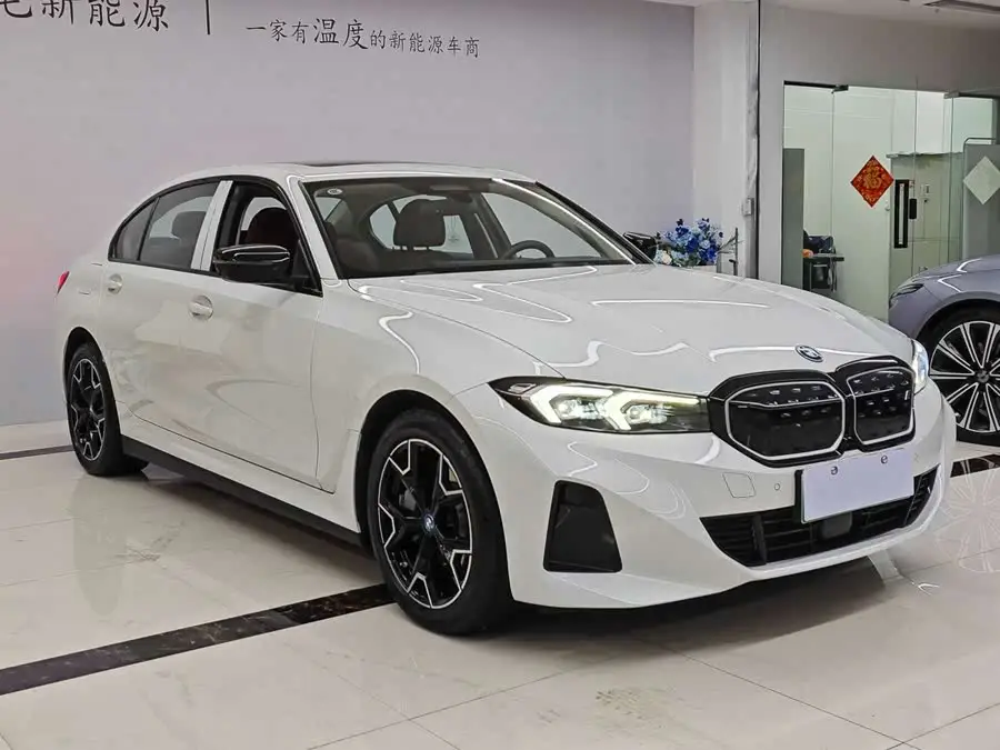 بي إم دبليو i3 2023 eDrive 40 L مجموعة الليل