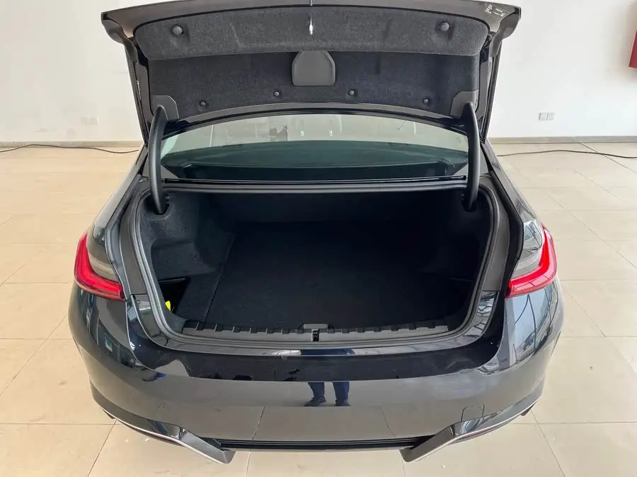 بي إم دبليو i3 2024 eDrive 40 L حزمة الليل