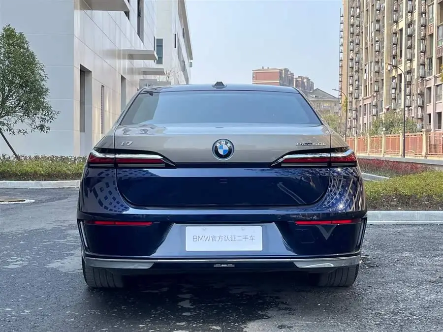 بي إم دبليو i7 2023 eDrive50L باقة الفخامة الحصرية