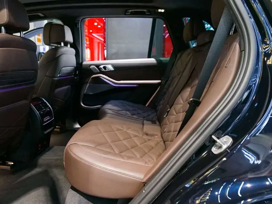 بي إم دبليو X5 2022 الطراز المعدل xDrive 40Li حزمة M الرياضية