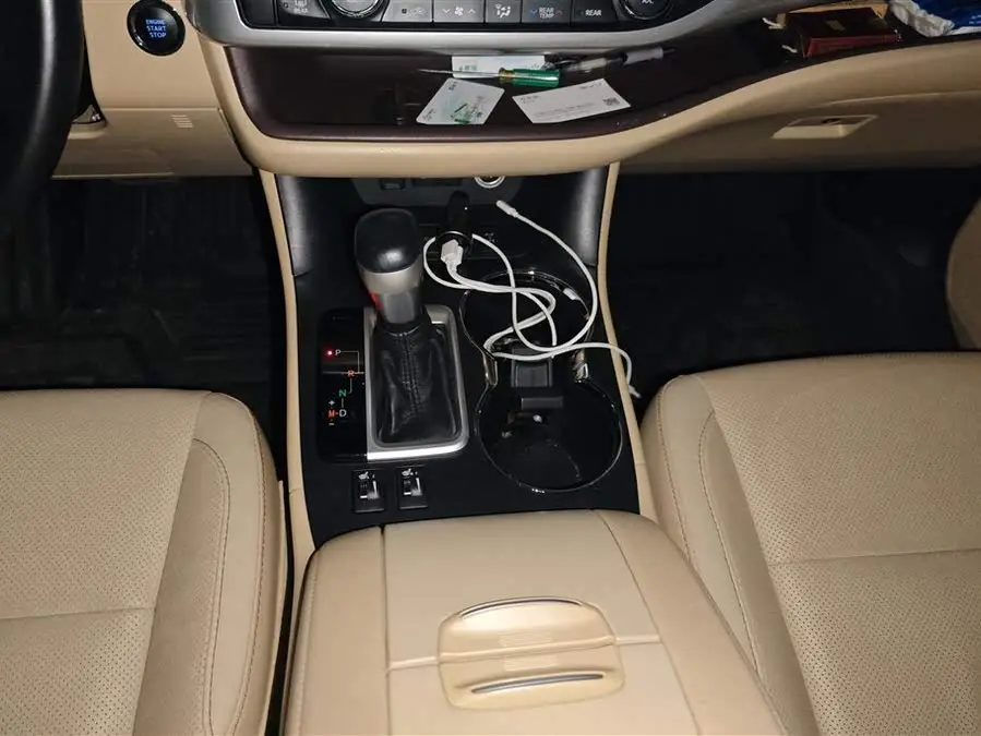 2018 هايلاندر 2.0T دفع رباعي فئة الفخامة 7 مقاعد المواصفة الوطنية VI