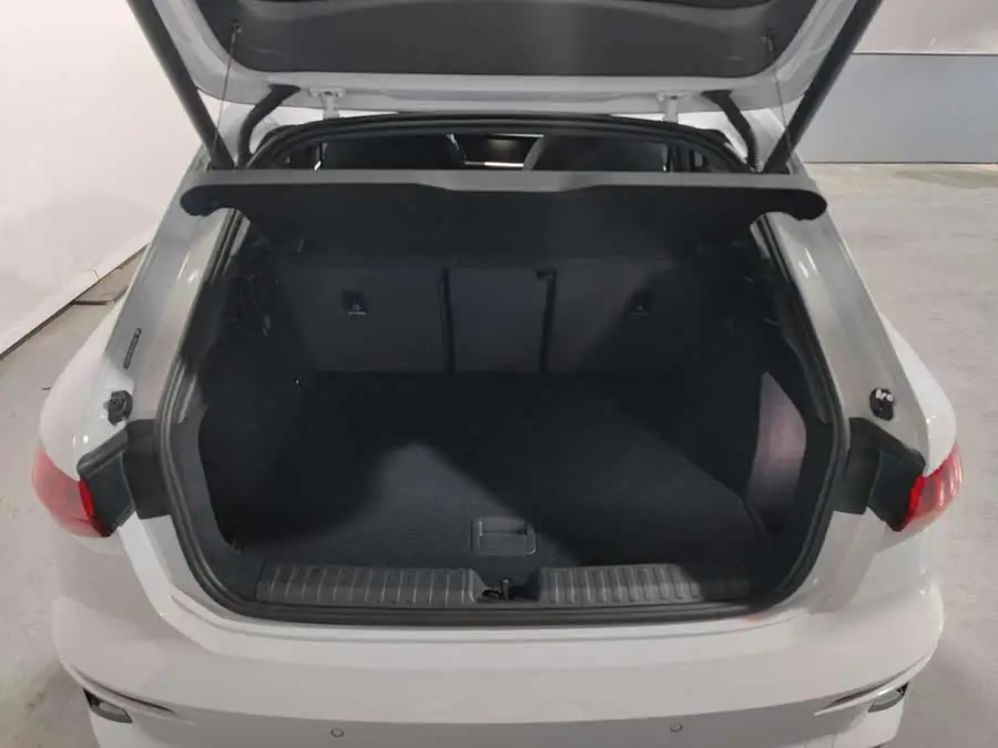 أودي A3 2024 سبورتباك 35 TFSI الطراز الرياضي الأنيق