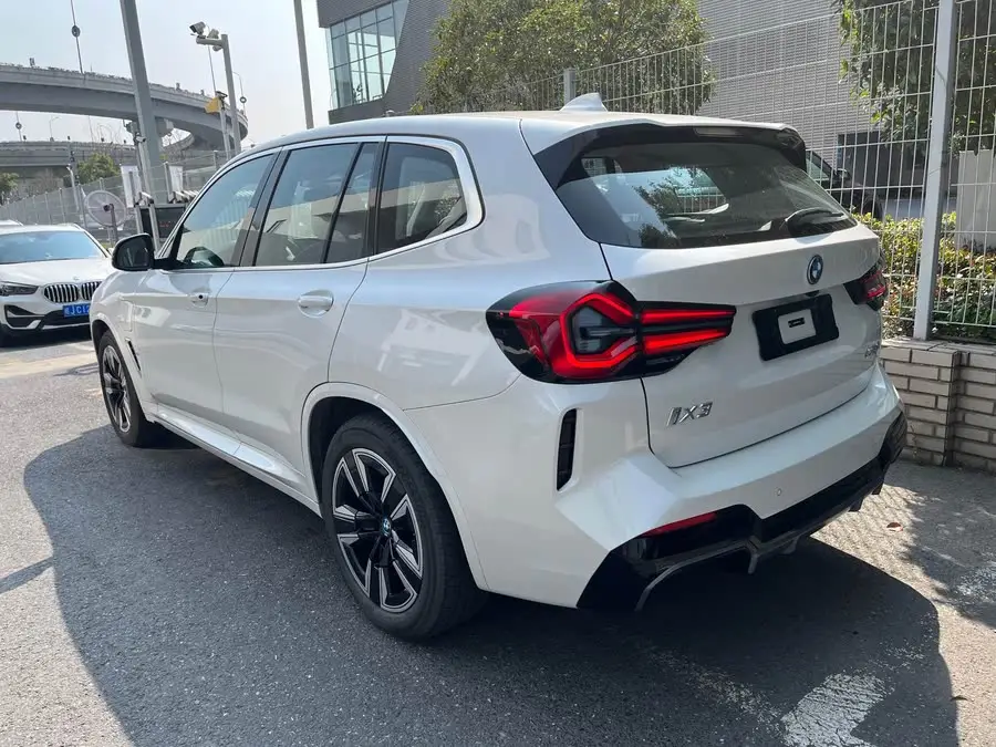 بي إم دبليو iX3 2023 الإصدار الرائد