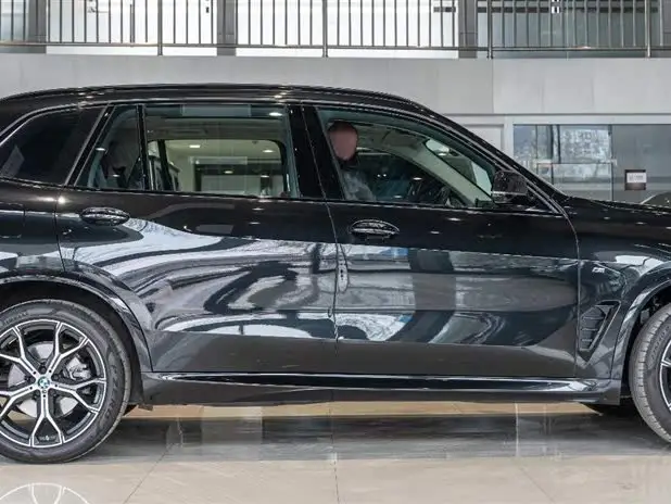 بي إم دبليو X5 2023 xDrive 30Li طراز M الرياضي مع باقة الليل