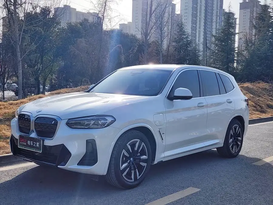 بي إم دبليو iX3 2024 طراز رائد