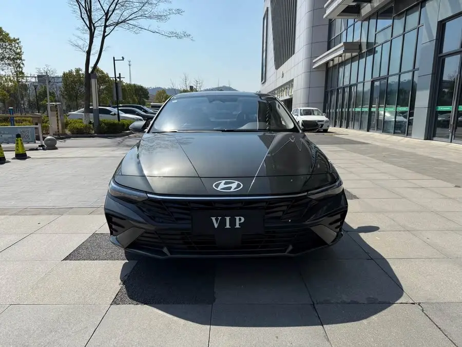 Elantra 2023 1.5L CVT LUX Premium Edition