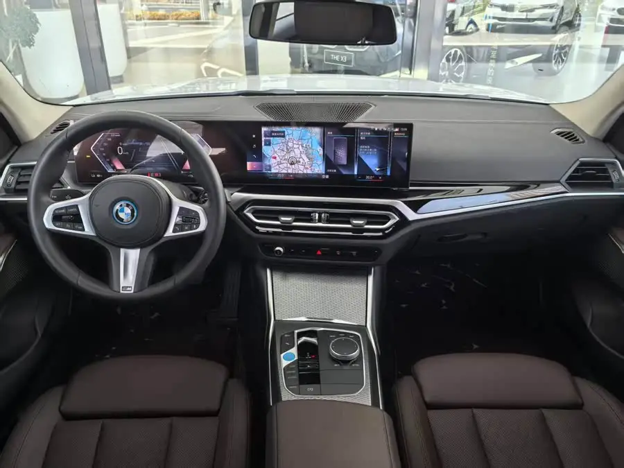 بي إم دبليو i3 2023 eDrive 40 L إصدار ليلي