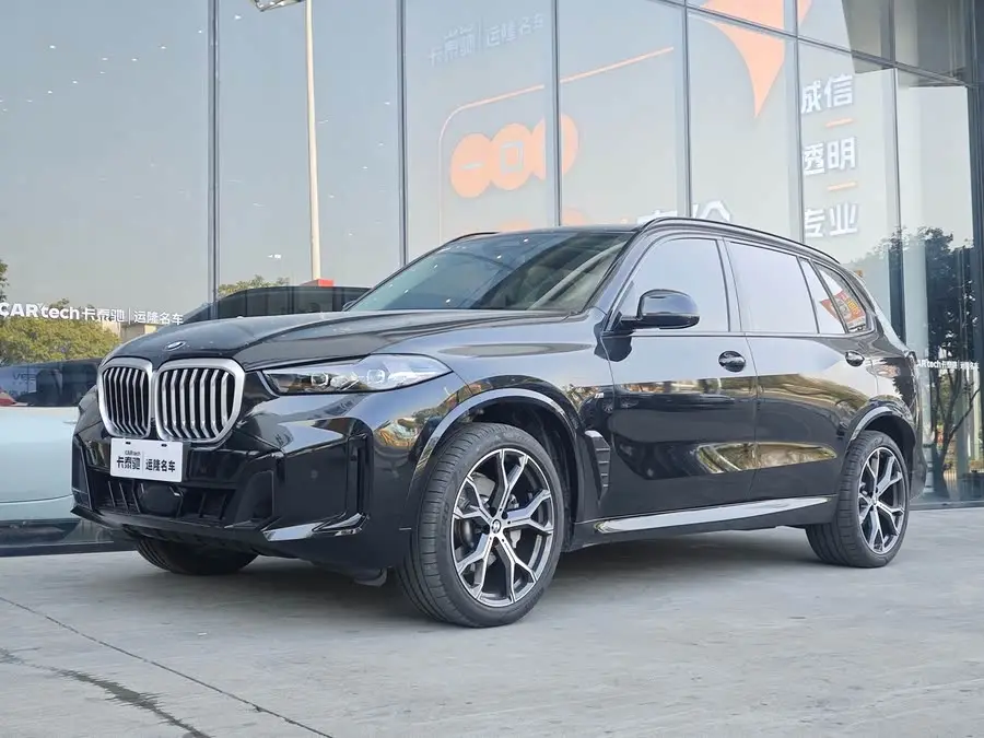 بي إم دبليو X5 2023 xDrive 30Li حزمة رياضية M باللون الأسود الليلي