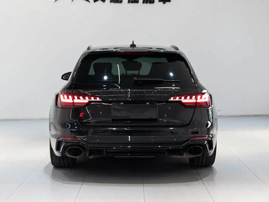 أودي RS 4 2022 RS4 أفانت إصدار بلاك