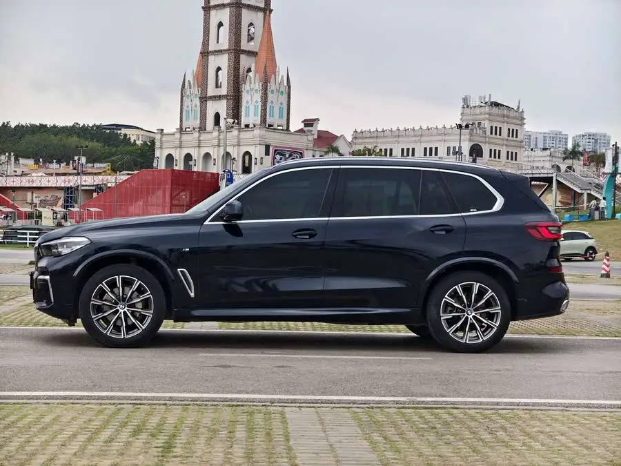 بي إم دبليو X5 2022 الطراز المحسن xDrive 30Li حزمة M الرياضية